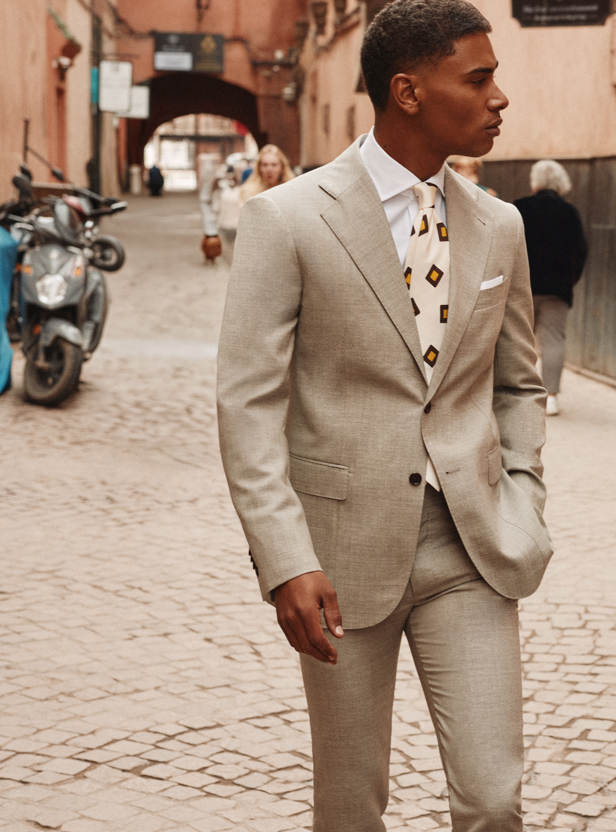 Traje de ceremonia color crudo, 